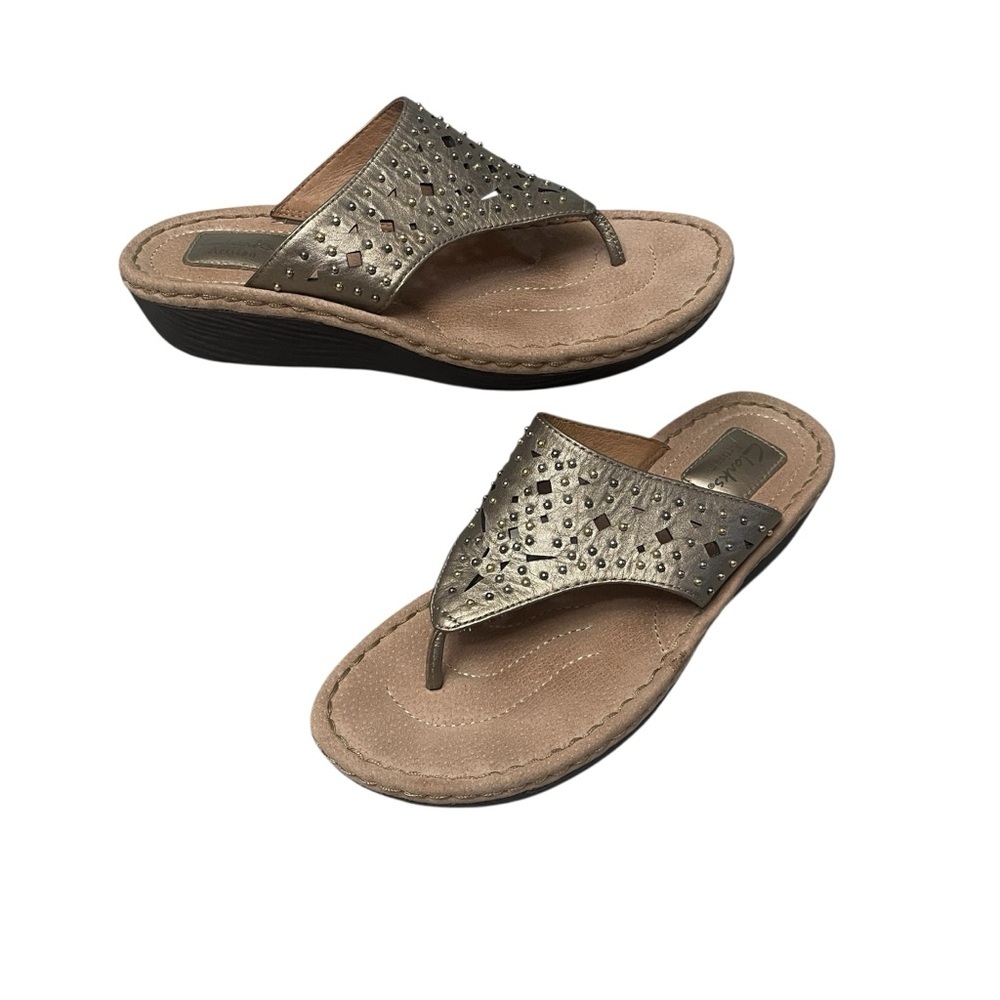 Clarks Artisan Studded Gold Metallic Leather Thong Comfort Sandals Women’s 9